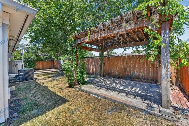 Building Photo - 4727 Wateka Dr