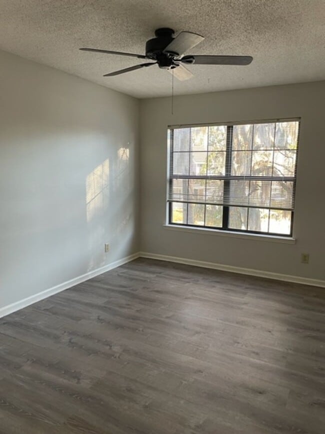 Building Photo - Cute 2 bedroom, 2 bath