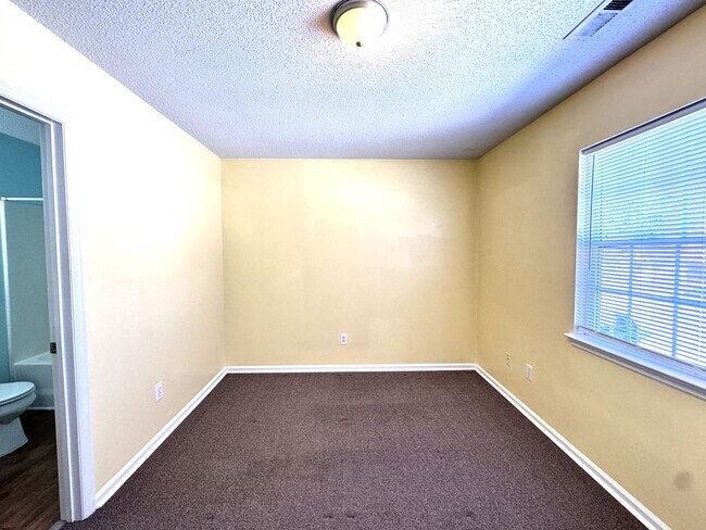 Building Photo - 2BR/2.5 Bath Townhome Minutes to Camp Lejuene