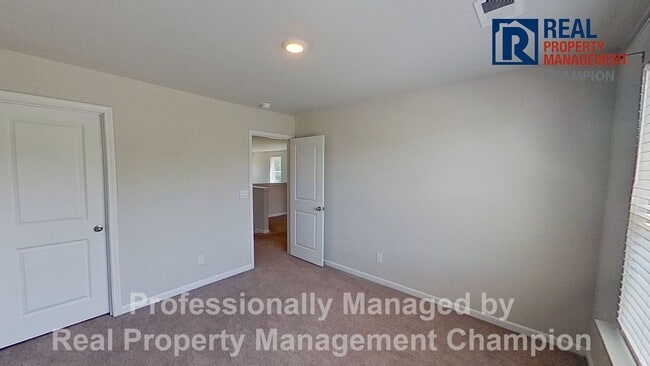Building Photo - Beautiful and Spacious End Unit Townhouse