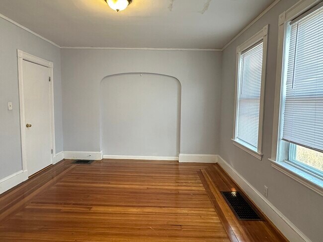 Building Photo - 10 Newport Terrace