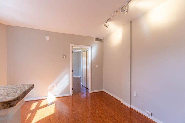 Building Photo - Bright One Bedroom Gem in Columbia Heights!