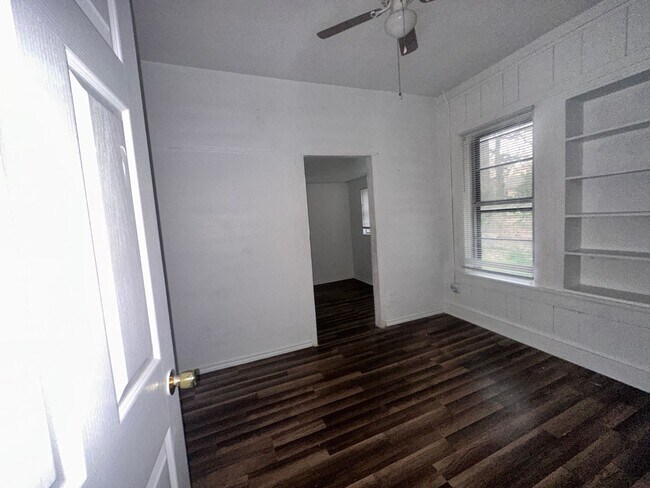 Building Photo - 210 N 10th St