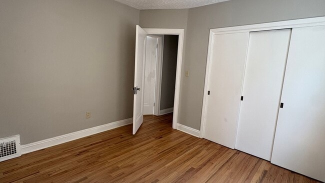 Building Photo - 2507 Brookview Blvd