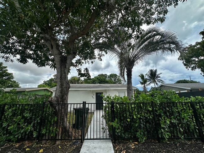 Primary Photo - 421 SW 9th Ct