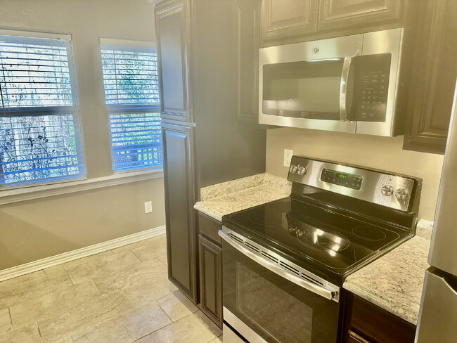 Building Photo - 35 Gore Ln