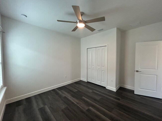 Building Photo - Immaculate 3/2 with Yard, Garage, and Pet ...