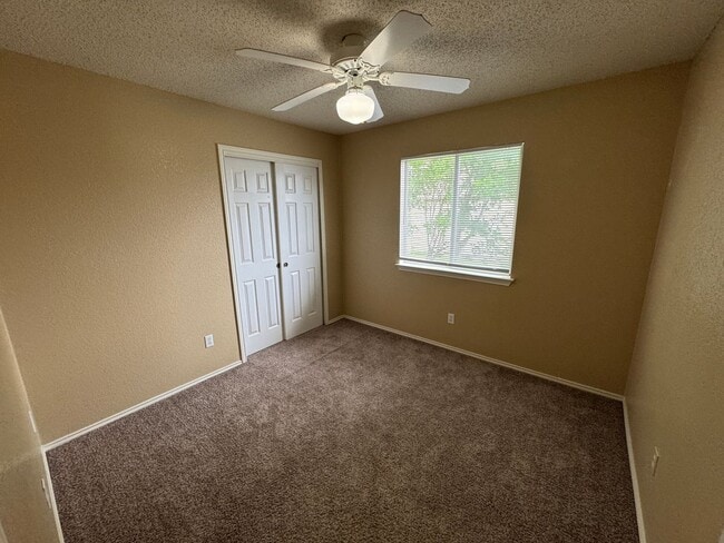 Building Photo - 5006 Glenoak Dr