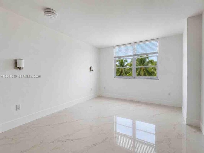 Building Photo - 500 Bayview Dr