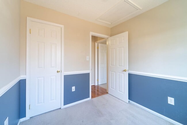 Building Photo - Great 3 BD 3.5 BA Townhome in a great location!