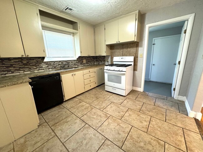 Building Photo - Beautiful 2 bedroom 1 bath home!