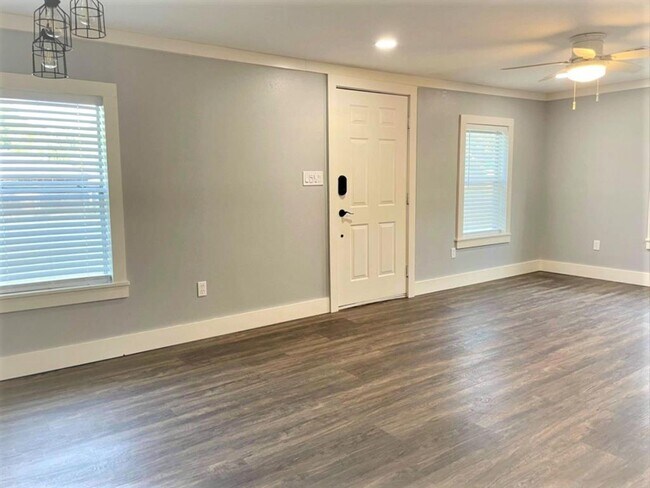 Building Photo - 903 N Valderas St