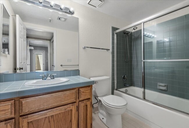 Building Photo - Beautiful 3 bed 2 bath condo near Downtown...
