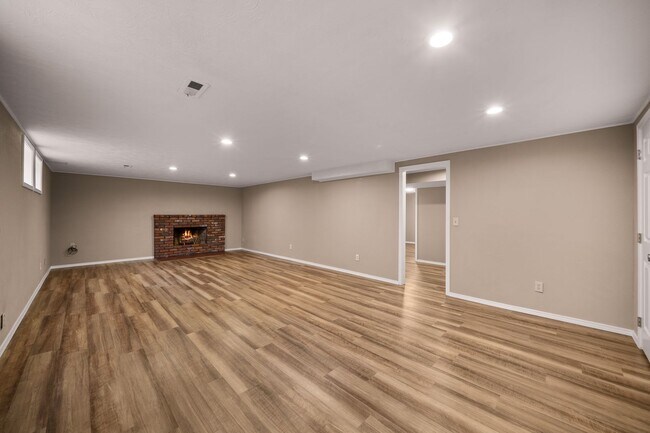 Building Photo - Available Now!! 5 Bedroom, 3 Bathroom Ranc...