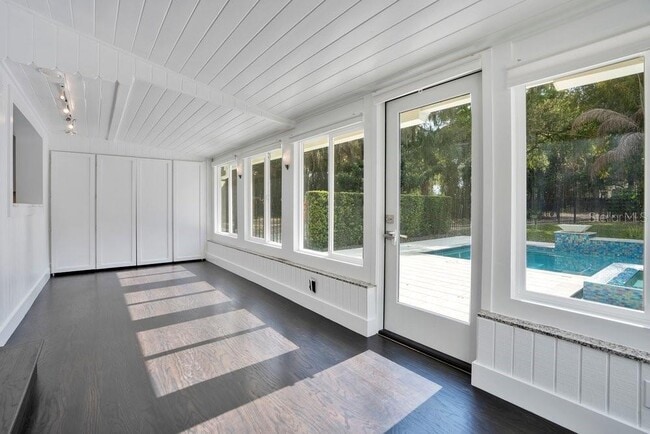 Building Photo - 812 East Blvd