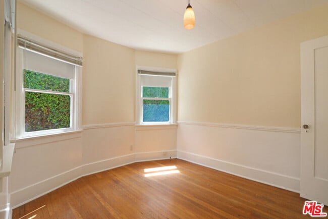 Building Photo - 523 N Gower St