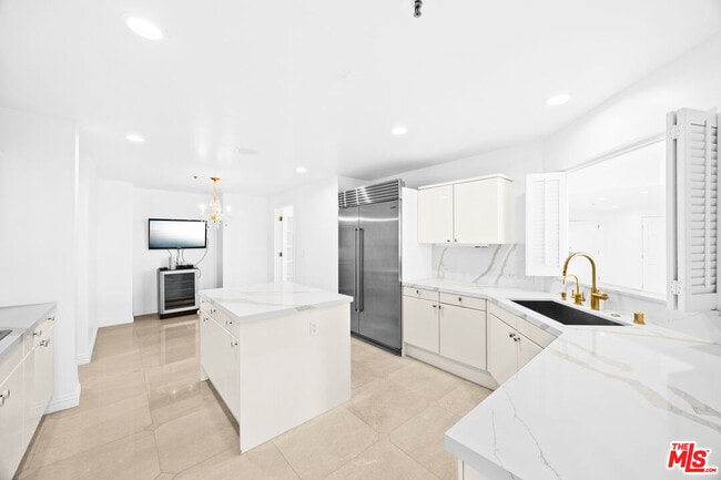 Building Photo - 10724 Wilshire Blvd