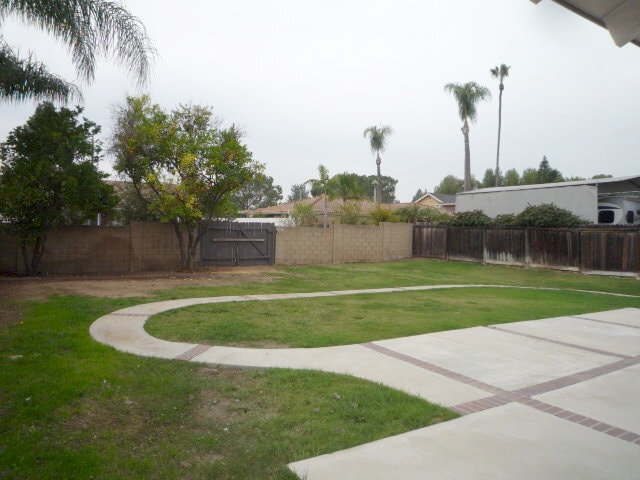 Building Photo - 5691 Lynnbrook Plz