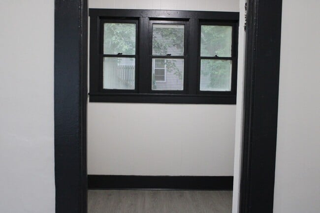 Building Photo - 405 Lindoo Ave E