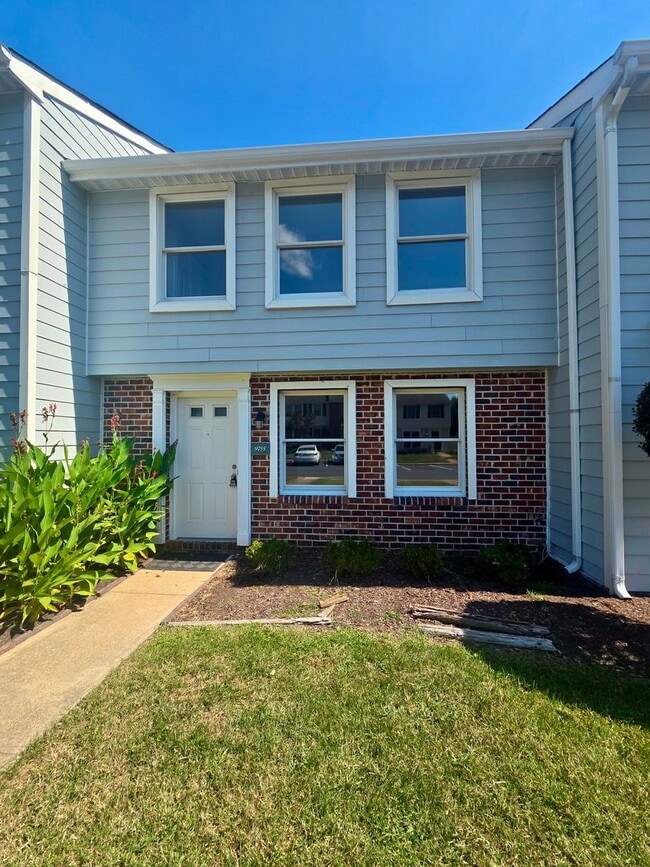 Primary Photo - Laural Lakes Townhome for Rent