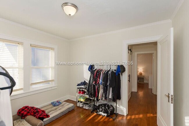 Building Photo - Charming, impeccably clean and maintained ...