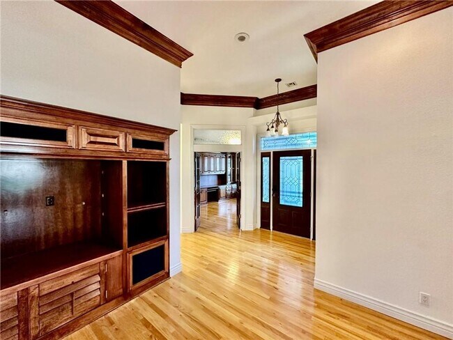Building Photo - Prime Location 4 Bedroom 3 1/2 bath 2 garages!