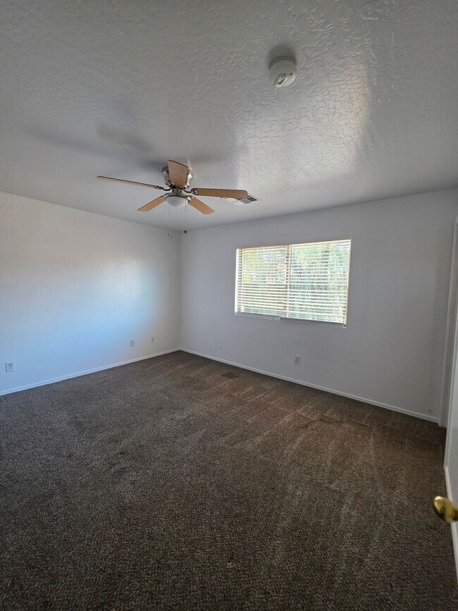 Building Photo - 4 Bedroom 2 Bath- Litchfield Park