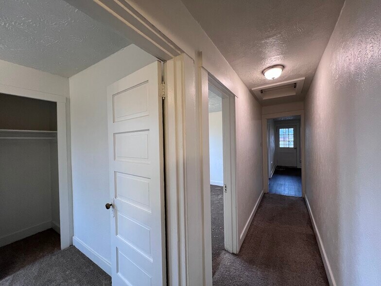 Building Photo - 610 Short St