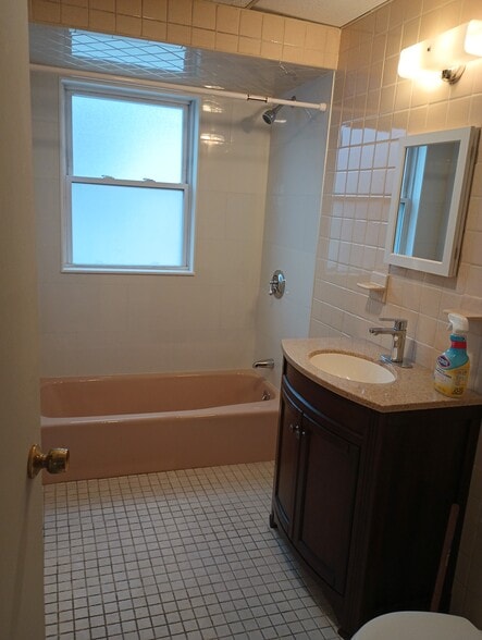 Bathroom - 139 Sigourney St