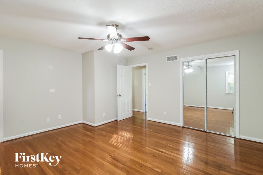 Building Photo - 4923 Shady Pine Dr