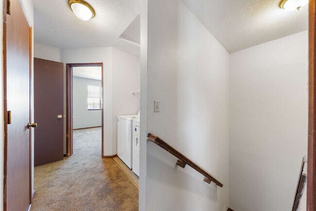 Building Photo - Spacious Townhome 3 Bedrooms plus office!