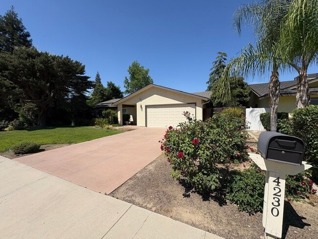 Building Photo - Beautiful Home with solar Rent Ready!