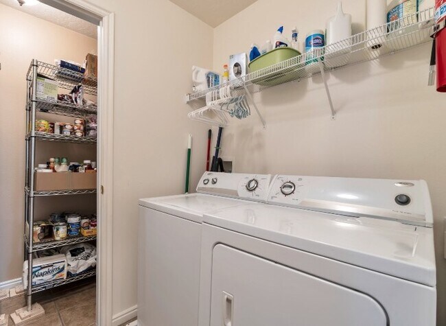 Building Photo - Bright 3-Bed, 2-Bath Condo with Mountain Views & Community Amenities