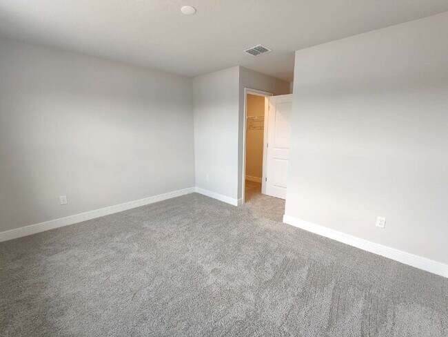Building Photo - Beautiful 3-Bedroom Townhome in Gated Avea Pointe