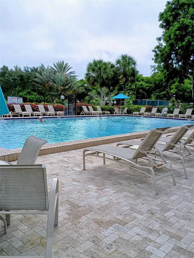 Building Photo - 3200 N Palm Aire Dr