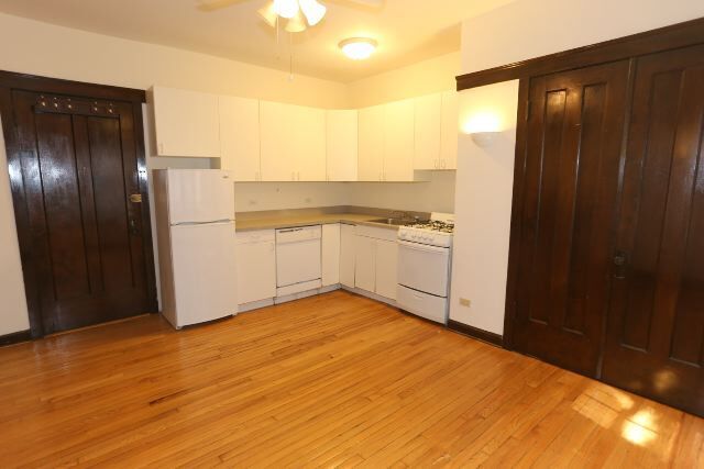 Building Photo - 821 W Waveland Ave