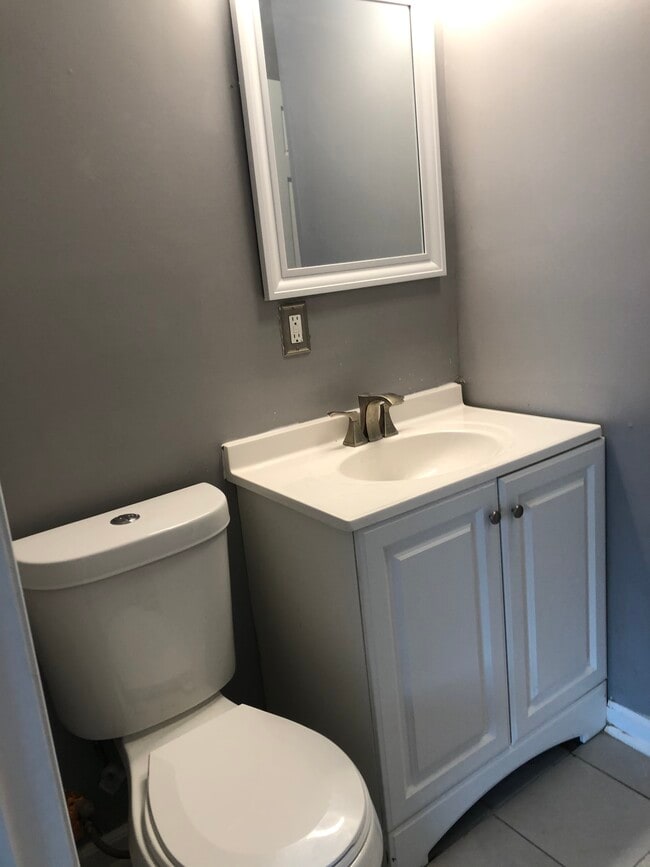 Building Photo - 405 S Vincent St