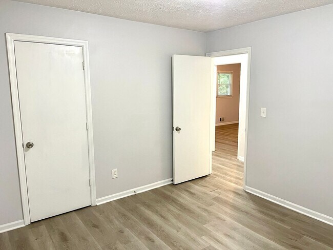 Building Photo - Welcome to this charming 2-bedroom, 1-bath...