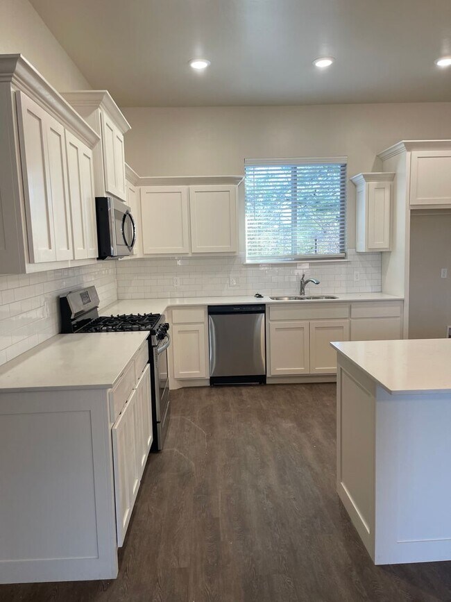 Building Photo - Spacious 4 bed 3 bath home