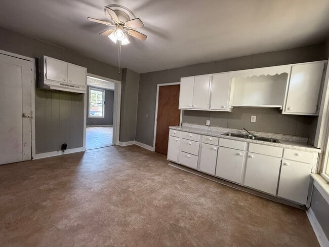 Building Photo - Charming Home Available