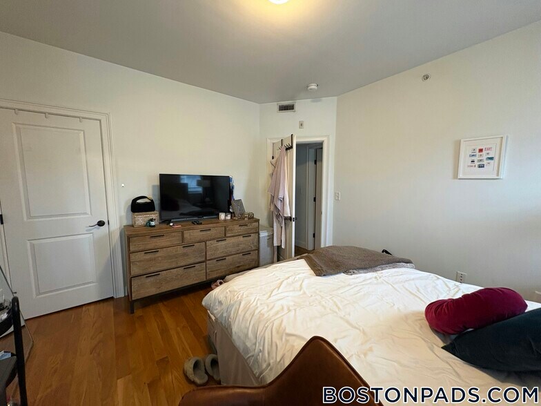 Building Photo - 23 Washburn St