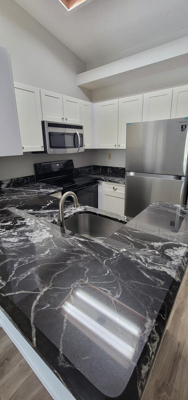 Building Photo - 611 Lyons Rd