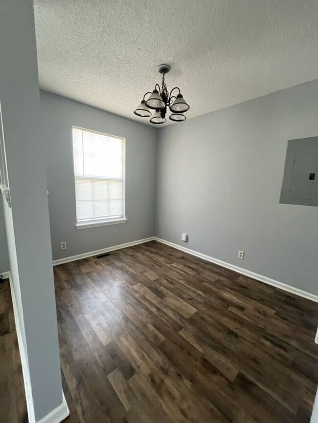 Building Photo - Adorable Oak Grove Home