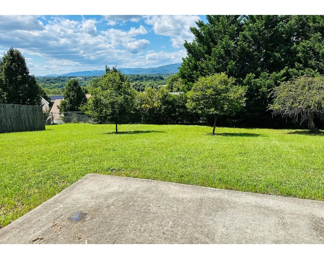 Building Photo - 4826 Golfview Dr NE