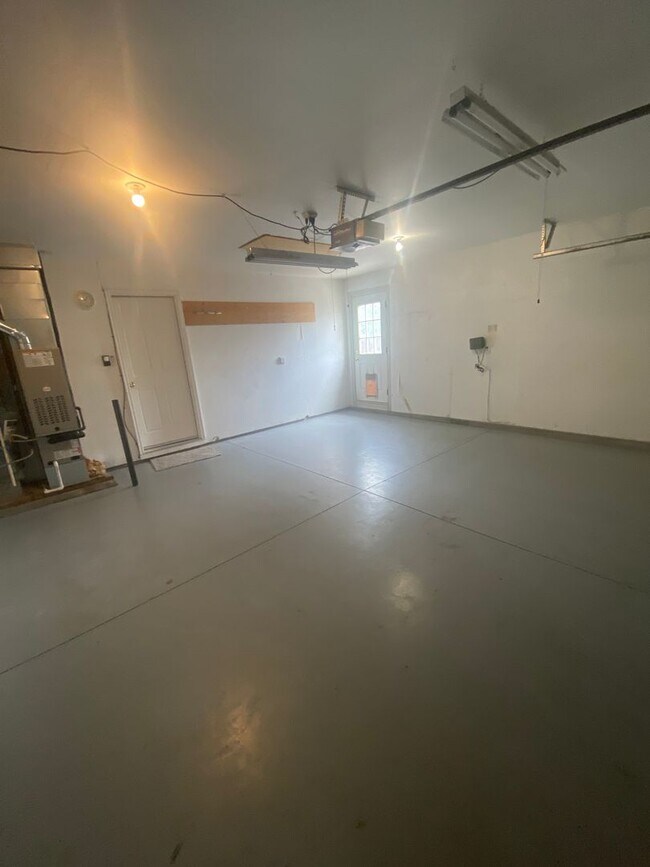 Building Photo - 3 Bed, 2 Bath,  Single Story, CUL-D-SAC Ho...