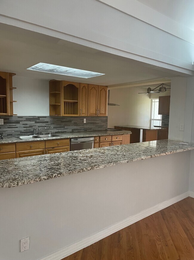Building Photo - 6104 White Oak Ln