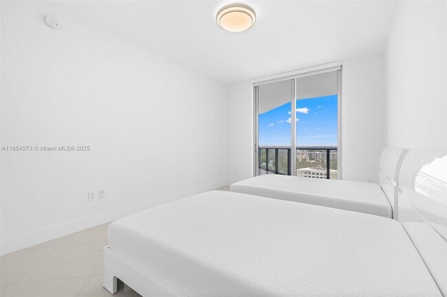 Building Photo - 17301 Biscayne Blvd