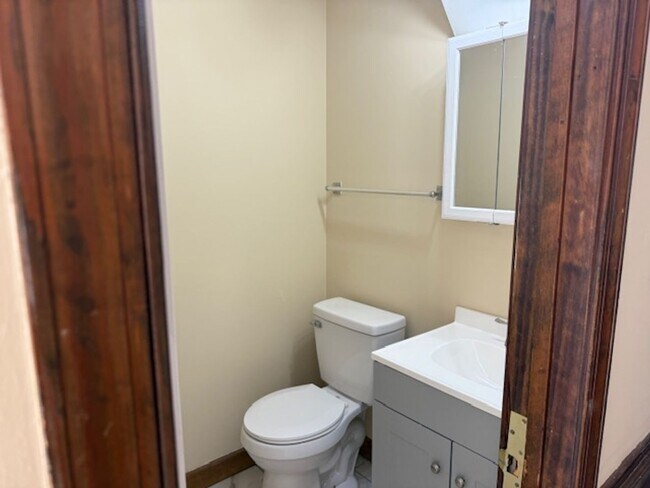 Building Photo - Three Bedroom 1.5 Bath Townhouse in Wester...
