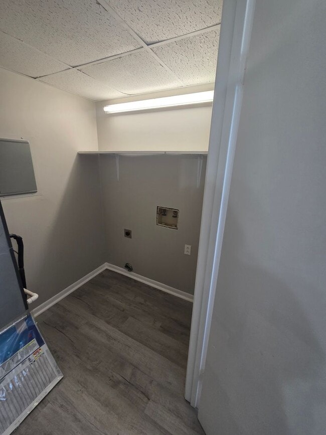 Building Photo - Beautifully Updated 2-Bedroom Townhome with Washer/Dryer Hookups!