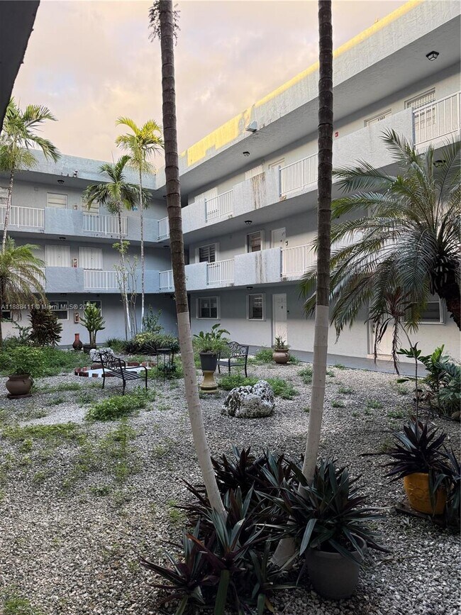 Building Photo - 1725 W 60th St